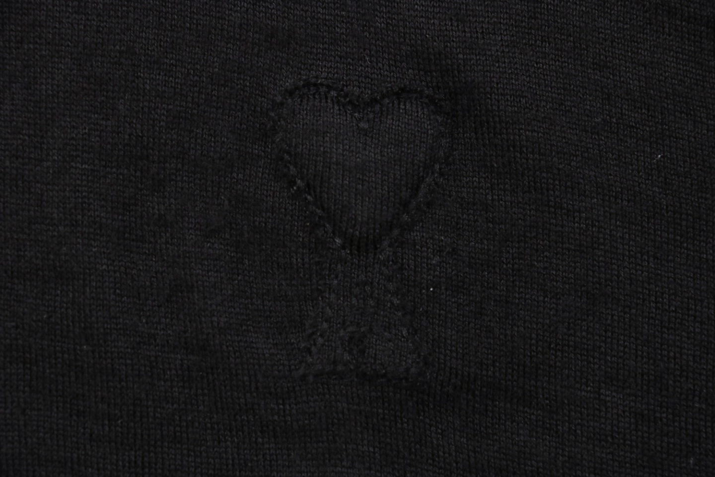 Ami Embossed Heart Embroidery Basic Polo Sweater Black5.jpeg