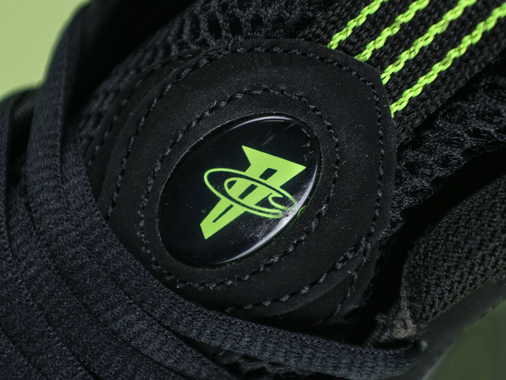 Nike Air Foamposite One ‘Black Volt’9