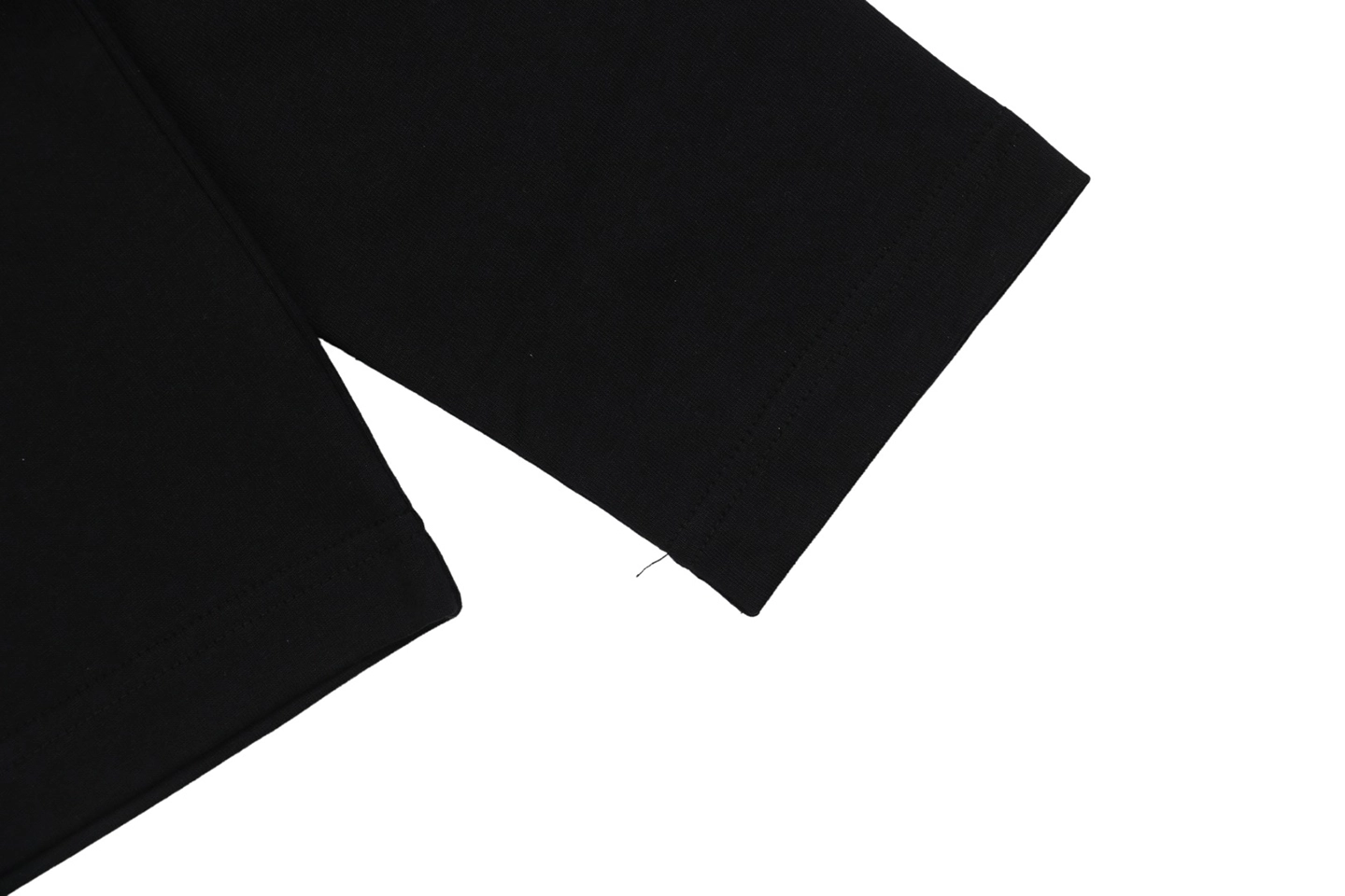 L Color-Contrast Dislocated Logo Embroidered Shirt16.jpeg
