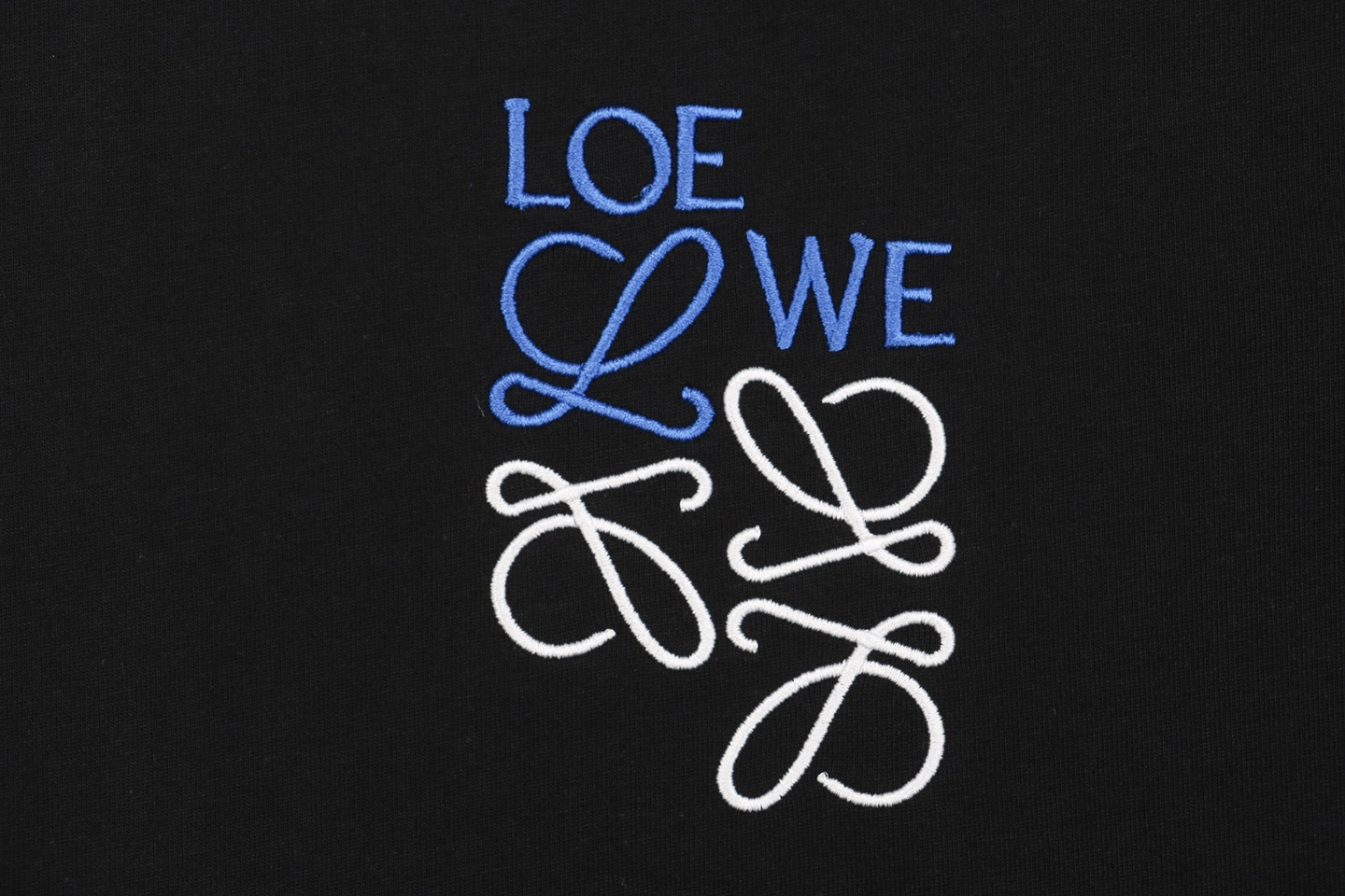 L Color-Contrast Dislocated Logo Embroidered Shirt18.jpeg