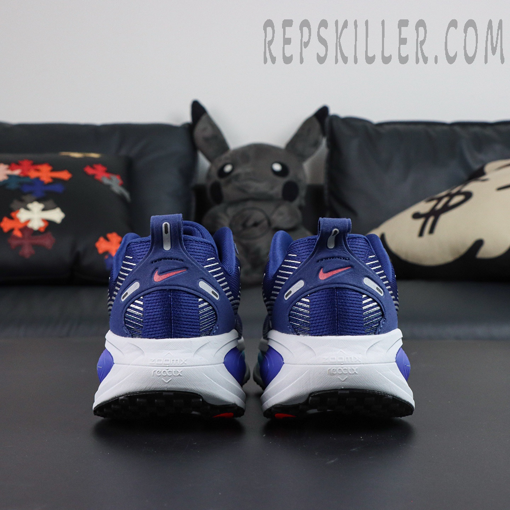 Nike Vomero 18 ‘Blue Void Metallic Silver’ back heel shot showing heel pull tab and red mini Swoosh logo