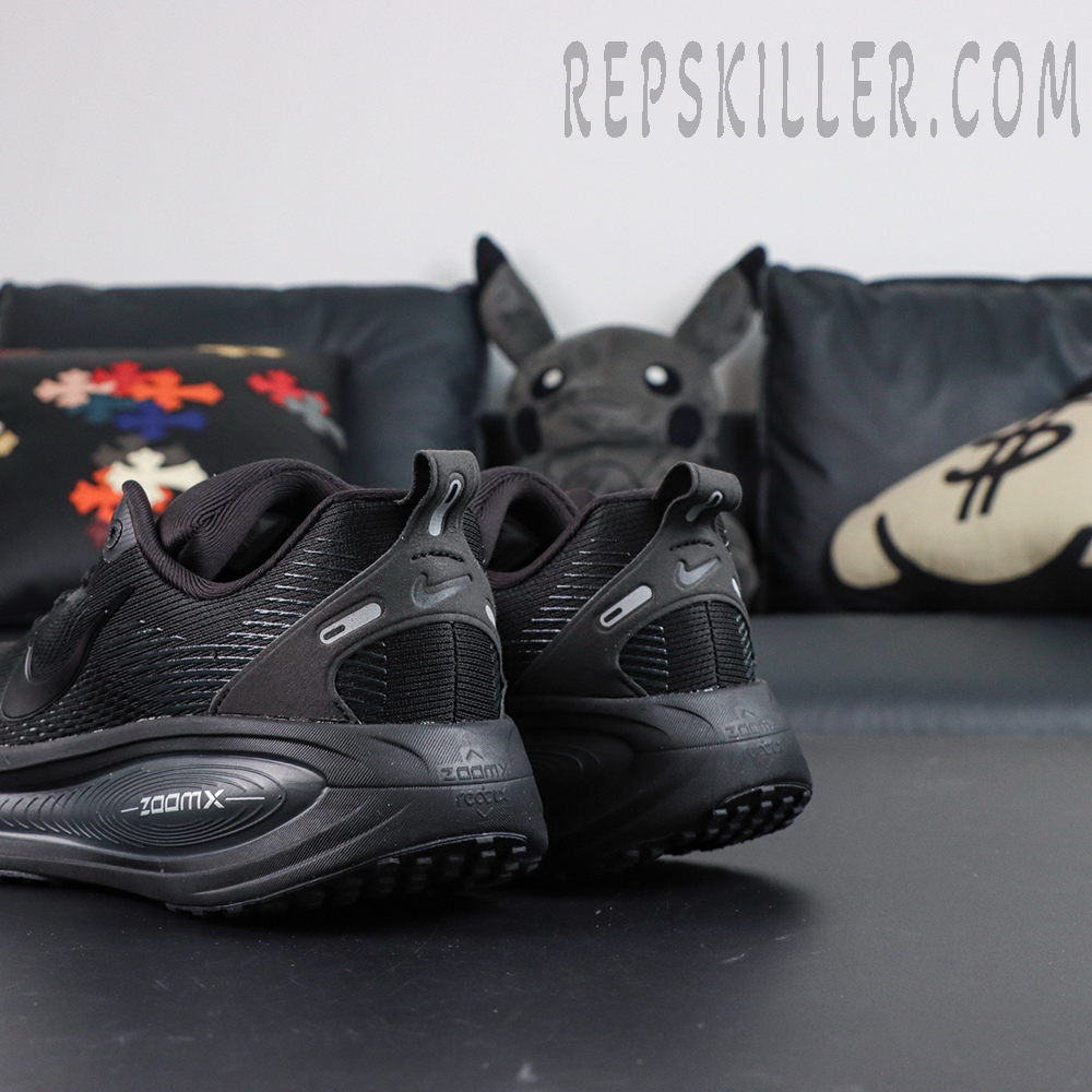 Nike Vomero 18 ‘Triple Black’ heel angle highlighting molded heel support and smooth pull tab structure
