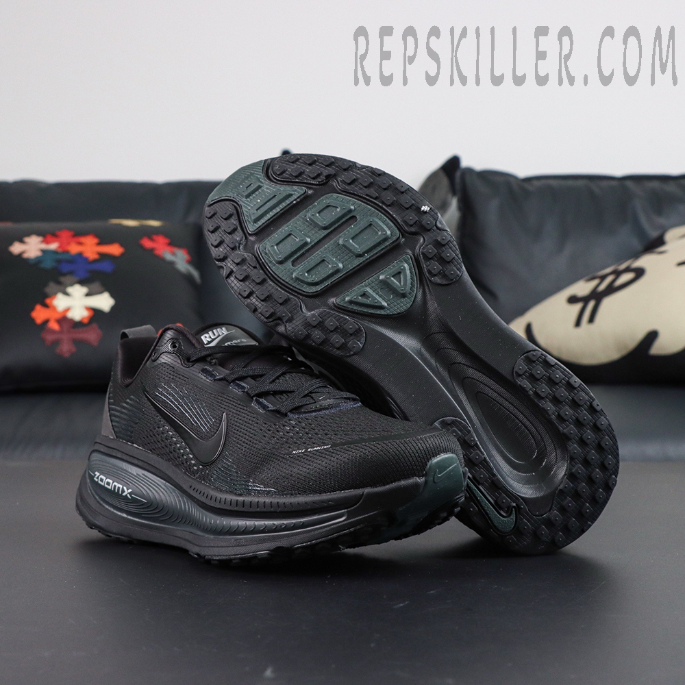 Nike Vomero 18 ‘Triple Black’ outsole display featuring durable black rubber and full-length traction grooves
