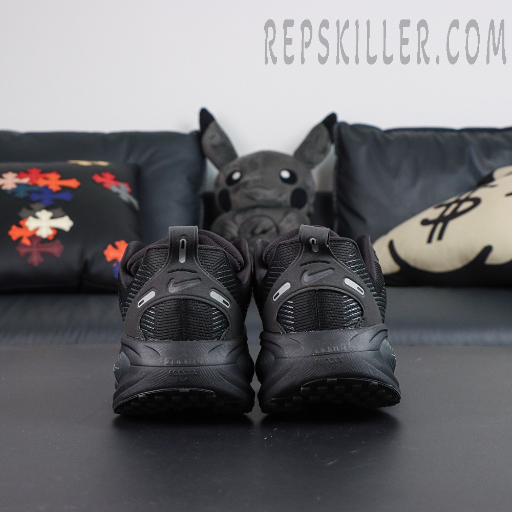 Nike Vomero 18 ‘Triple Black’ direct rear view capturing heel tab, collar curve, and heel clip design