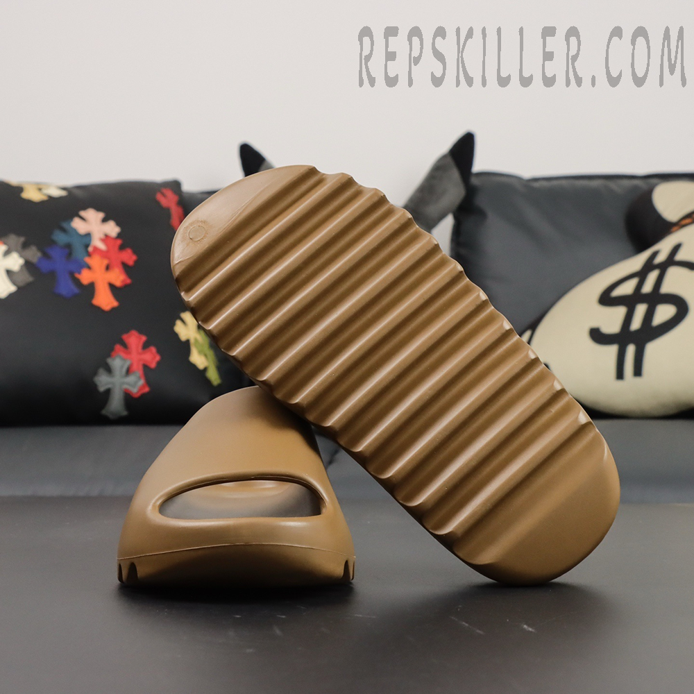 Footbed detail of the adidas Yeezy Slides ‘Soot’ featuring the adidas logo.