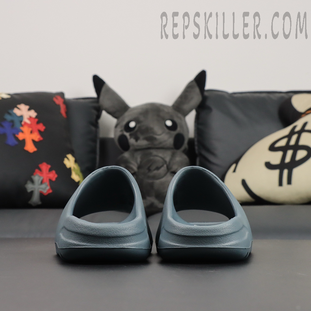 Frontal heel view of the Yeezy Slides ‘Slate Marine’ from directly behind.