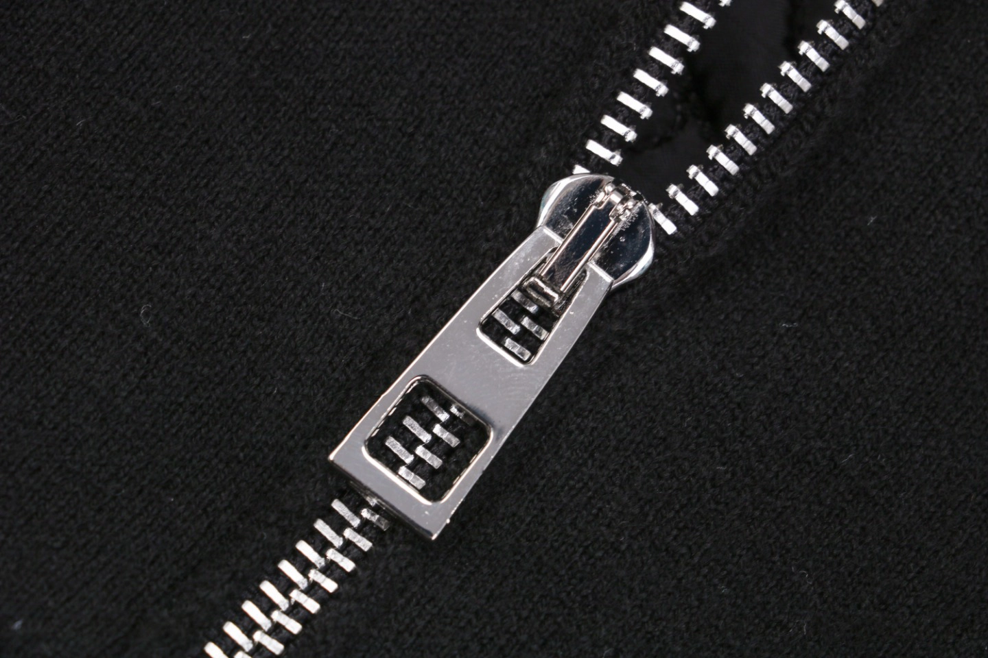 L Back Embossed Anagram Wool Hoodie Jacket Zipper puller