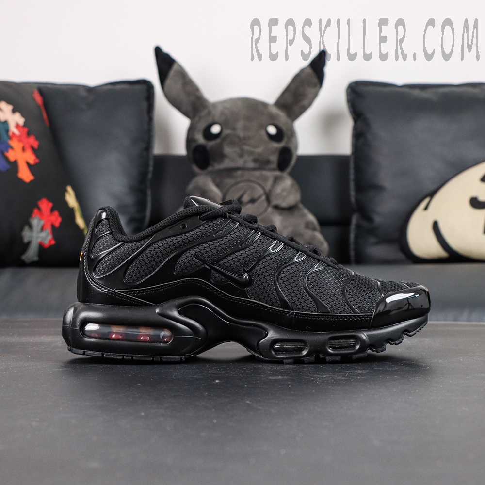 Nike Air Max Plus Triple Black sneakers lateral side profile