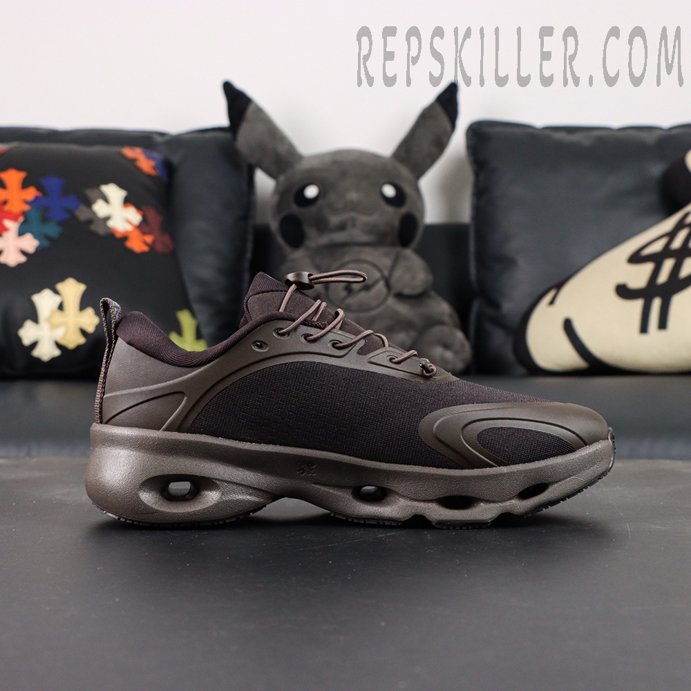 Side profile of a single Loewe x ON Cloudsolo Dark Brown Black sneaker
