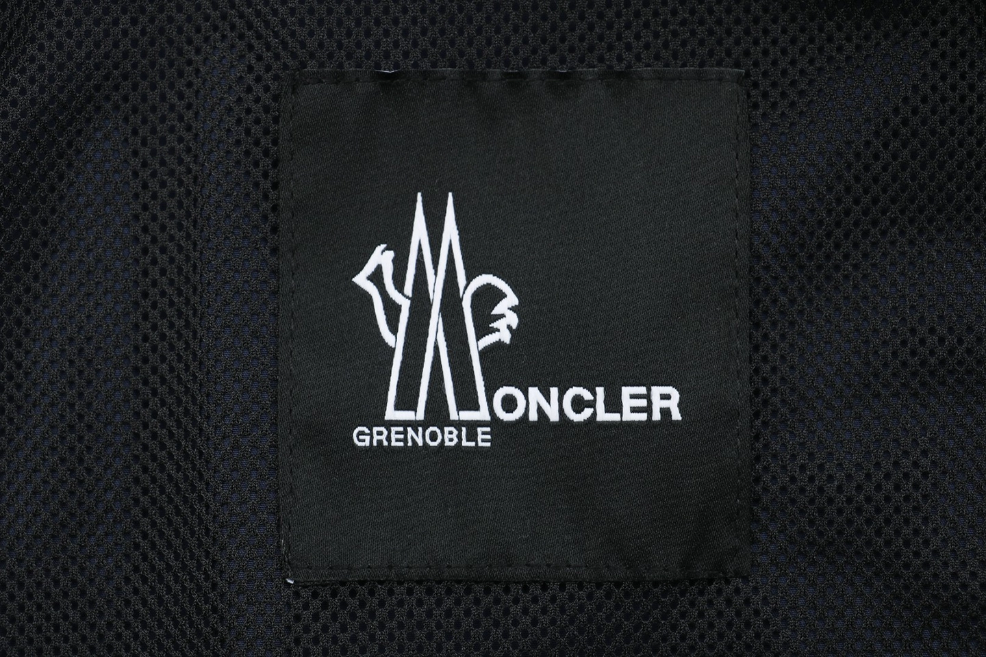 Moncler Multi-Pocket Utility Detachable Sleeve Jacket18.jpeg