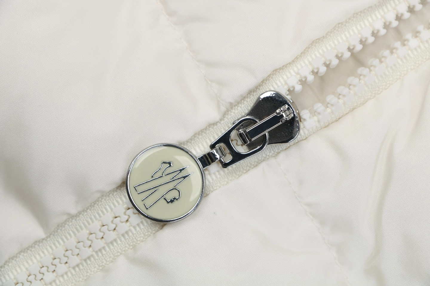 Moncler Quilted Patch Pocket Panelled Down Jacket White Zipper puller