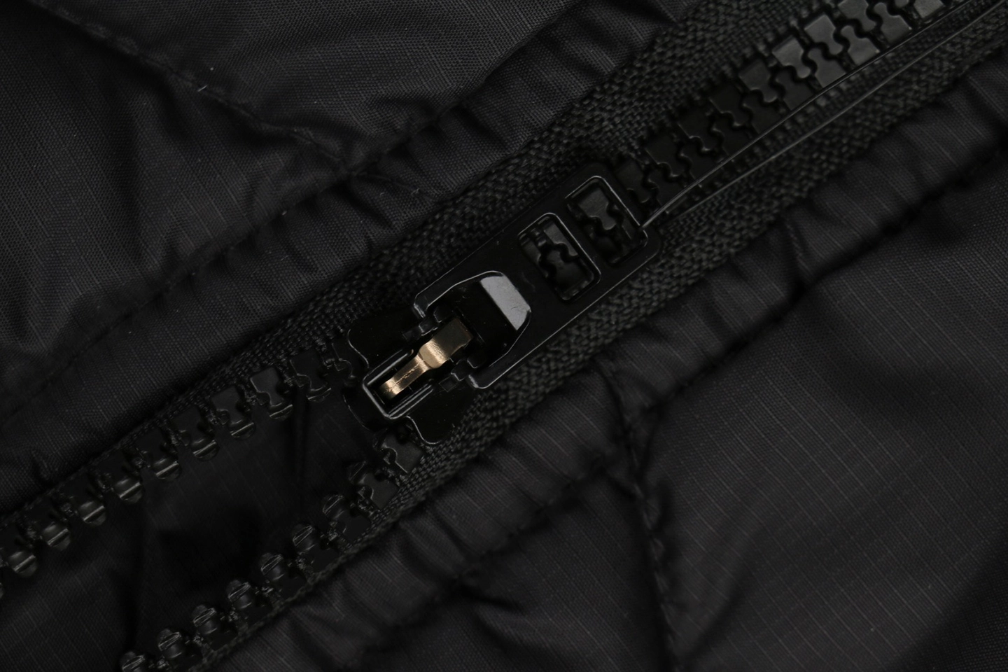 Nike Windrunner Diagonal Quilted Hooded Down Jacket Black Zipper puller