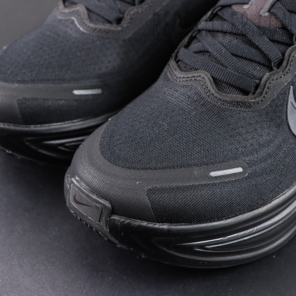 Nike Vomero Plus toe box close-up with breathable mesh upper and reinforced overlay