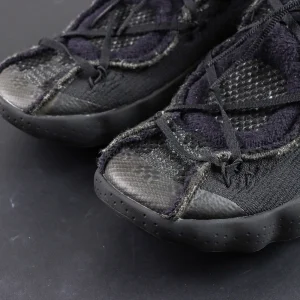 Fragment Design x Nike Mind 002 Flyknit “Black” toe box detail with fuzzy overlays and technical lace system