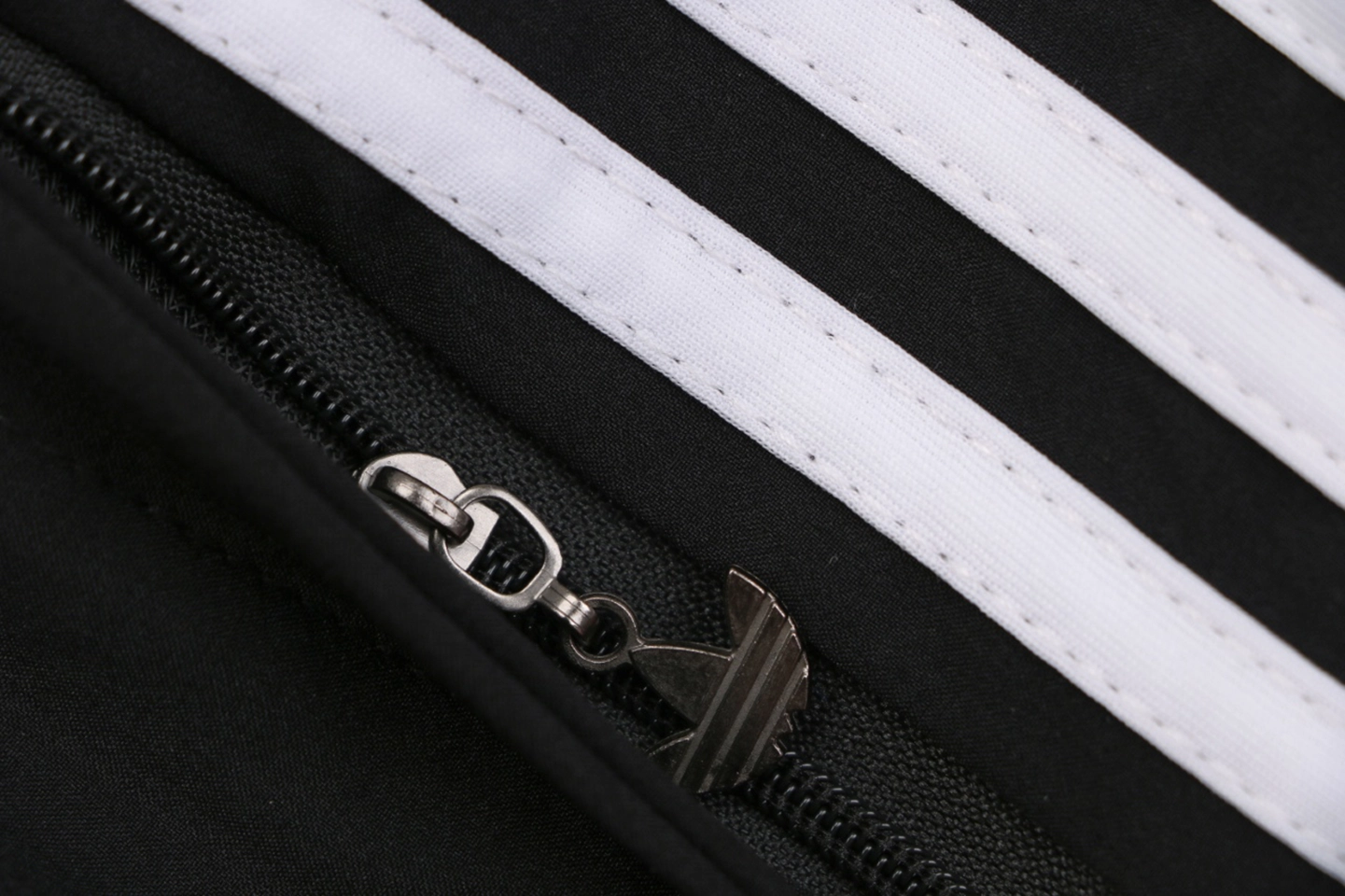 Adidas Originals 3-Stripes Shorts Zipper puller