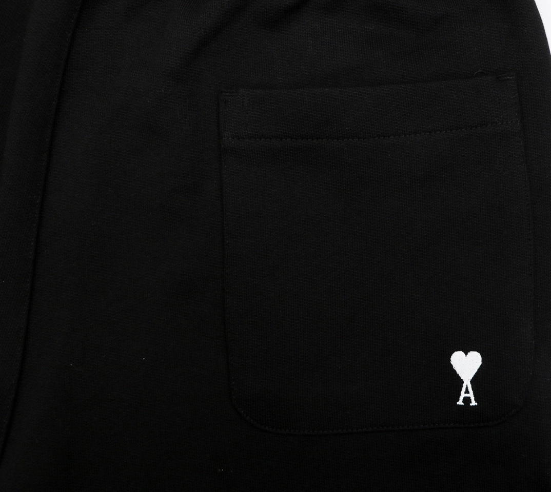 Ami Back Pocket Heart Embroidered Shorts