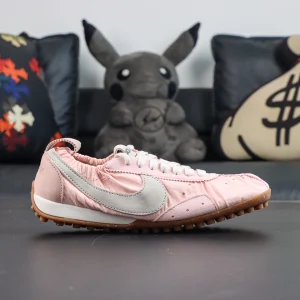 Jacquemus x Nike Moon Shoe SP “Aluminum Pink” side profile showcasing the lightweight retro runner silhouette with silver Swoosh accents