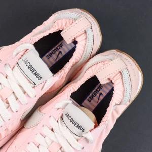 Jacquemus x Nike Moon Shoe SP “Aluminum Pink” collar and tongue detail featuring Jacquemus branding and elastic ruched trim construction