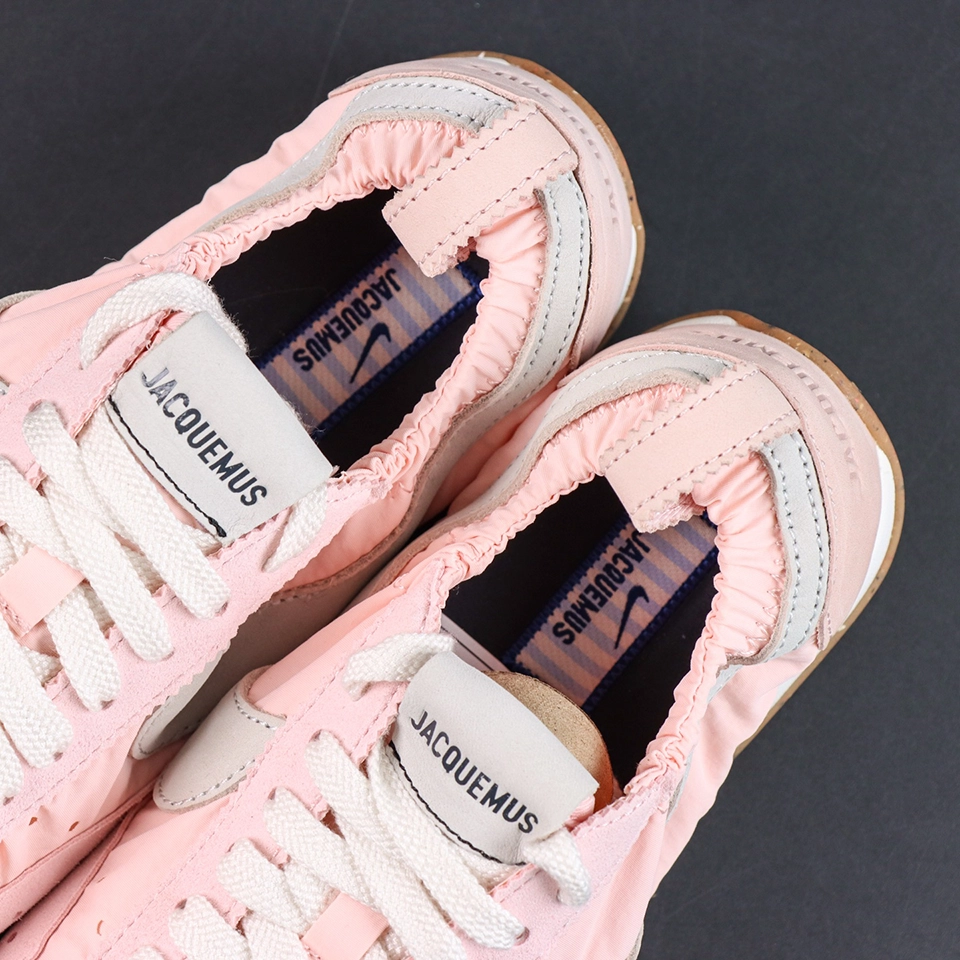 Jacquemus x Nike Moon Shoe SP “Aluminum Pink” collar and tongue detail featuring Jacquemus branding and elastic ruched trim construction