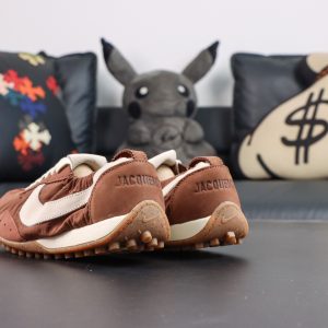 Jacquemus x Nike Moon Shoe SP “Fauna Brown” heel detail featuring embossed Jacquemus branding and speckled outsole construction