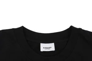Burberry LOVE Cat Graphic T-Shirt Collar