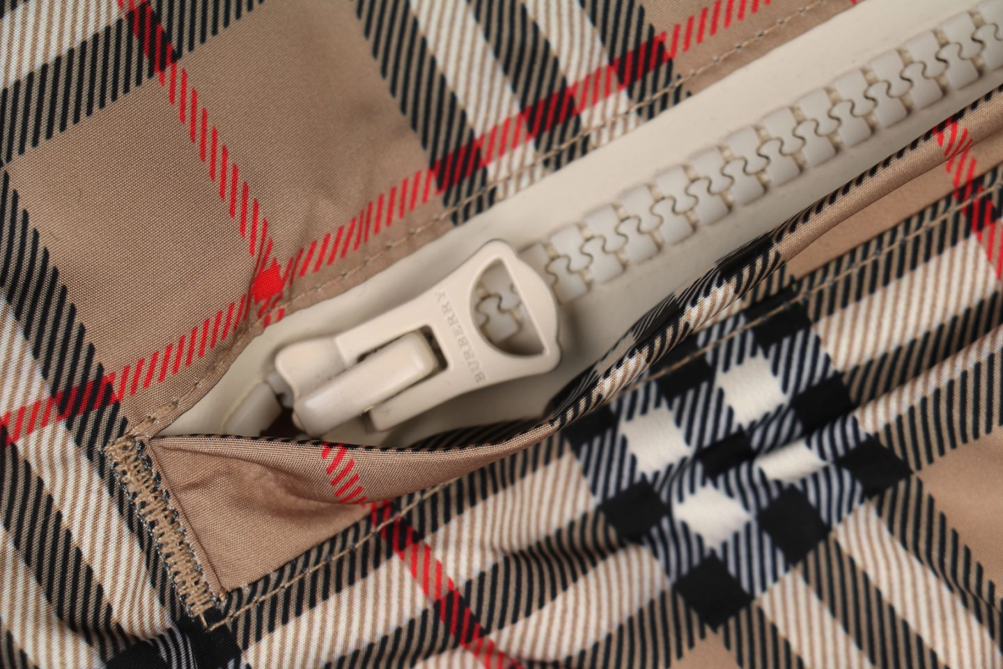 Burberry Vintage Check Lined Shorts Zipper puller