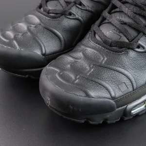 A-COLD-WALL x Nike Air Max Plus ‘Black’ toe box close-up featuring textured black leather, sculpted wave details, black laces, square accents, and a reinforced toe cap
