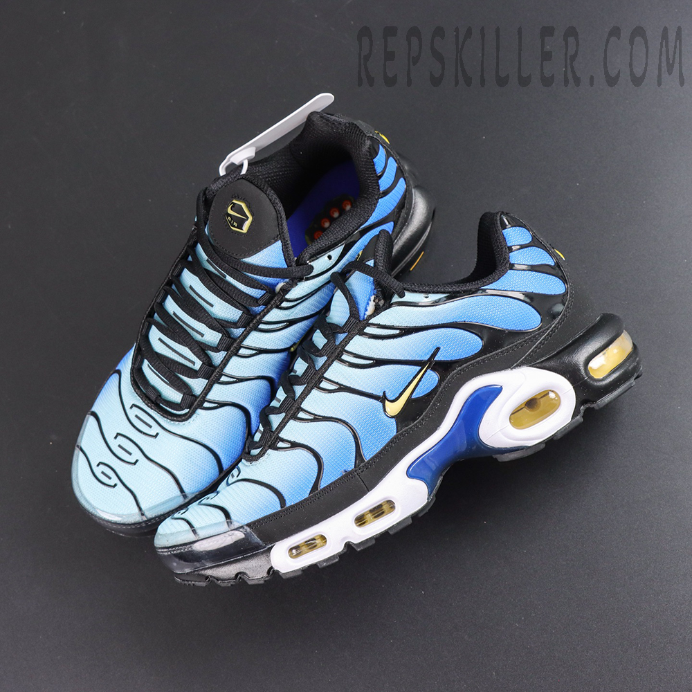 Nike Air Max Plus ‘Hyper Blue’ top view featuring a gradient blue upper, black laces, gold Swoosh, and classic Tuned Air design