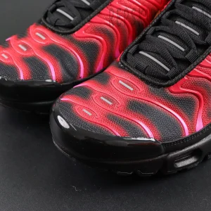 Supreme x Nike Air Max Plus TN ‘University Red’ toe close-up featuring red and black gradient mesh with glossy black overlays